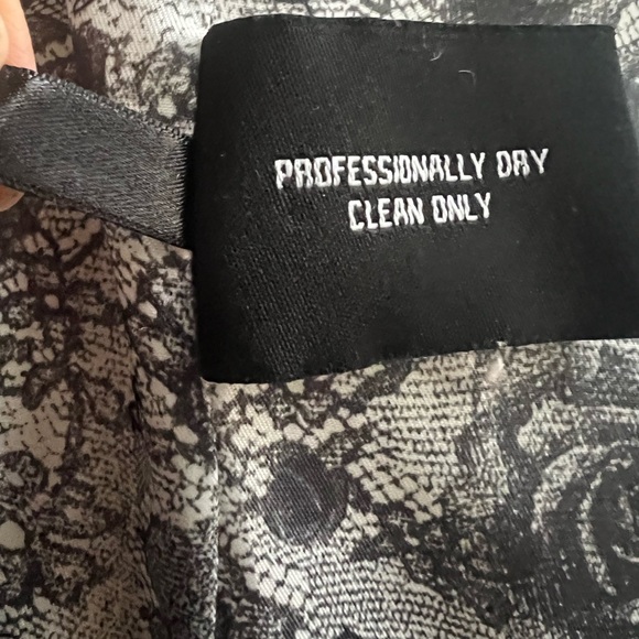 Guess Wool Blend White Diagonal zipper front belted Coat. Size Large. - Picture 11 of 13